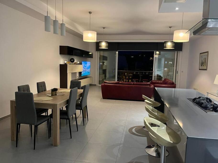 Seafront Two Bedroom Apartment St. Julian's Exterior foto