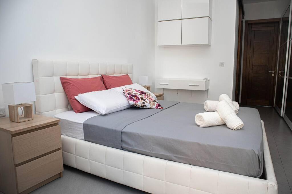 Seafront Two Bedroom Apartment St. Julian's Exterior foto